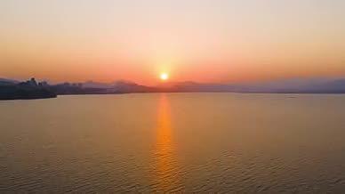 4K航拍延时湖泊日落夕阳视频的预览图